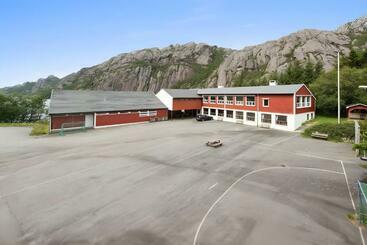 Brufjell Hostel & Parking