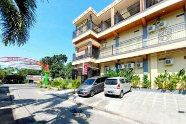 בית מלון כפרי Griya Mutiara Serayu Syariah Near Univ Merdeka Madiun