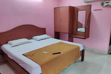 酒店 Pickurstay Sujan Navin Lodge