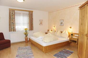 تختخواب و صبحانه Pension Unterhof