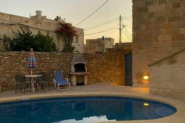 تختخواب و صبحانه Gozo Silence