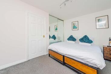 آپارتمان‌های توریست‌ها Central Townhouse Tipton   Sleeps 8   Ideal For Contractors & Families