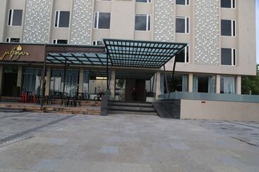 בית מלון כפרי Ruturaj Regency
