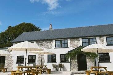 Отель The White Lion Cowbridge