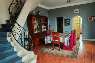 پانسیون Chambre Rouge Dans Une Très Belle Demeure Du 16ème à Saumur Comprenant Cuisine équipée