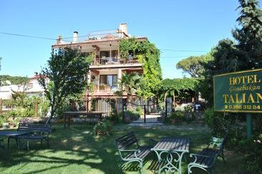 ホテル Gunebakan Taliani