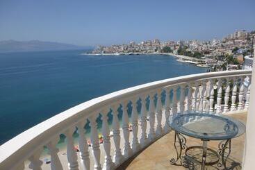 Monte Cristo Hotel With Rooftop Pool