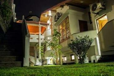 مبيت وإفطار Sherwood Bungalow