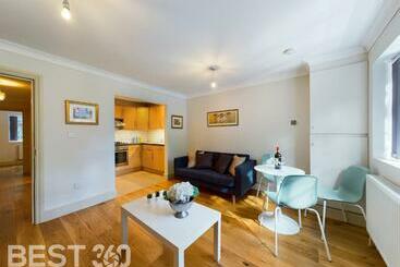 דירות לתיירים Redhill Town Centre Apartment By Livingo