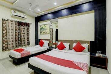 בית מלון כפרי Krishna Palace Vastrapur