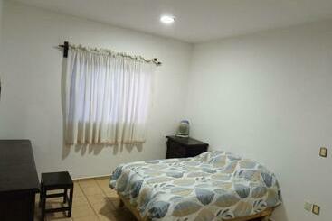 관광객 아파트 Acogedora Recamara En Interior De Casa Habitación