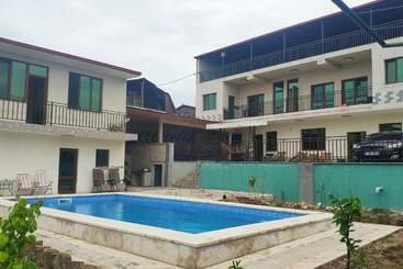 ベッドアンドブレックファースト Apex Rest House Of 10 Rooms And Pool