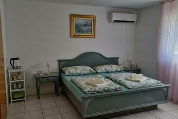 پانسیون A U R O R A