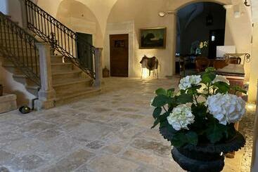 פנסיון Palazzo Laureano   Dimora Storica