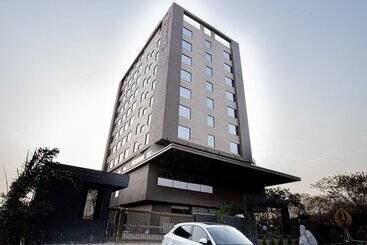 Отель The Monarch At Chakan Midc, Pune