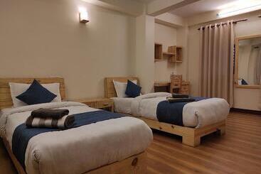 پانسیون Awale House