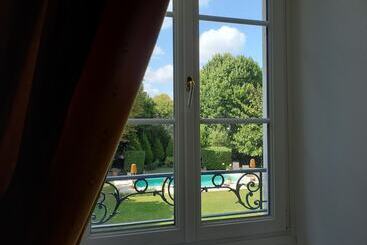 بنسيون Logis Des Tourelles