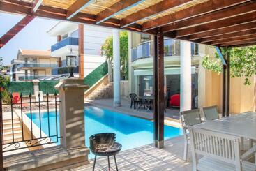 ツーリストアパートメント Enchanting Villa With Backyard In Cesme Near Beach