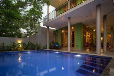 Пансион Barefoot Bungalow Hikka