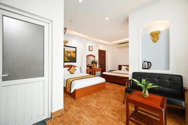 Queen Hotel Saigon Airport