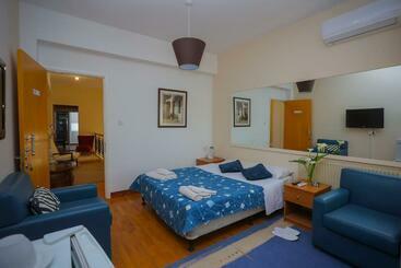 פנסיון Mouktaris Suites