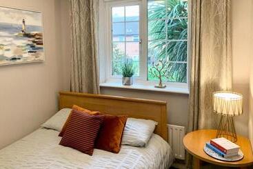 شقق خاصة سياحية The Lake House, Woking