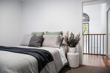 Жильё для туристов Dindelong Trentham Falls Unique Architect Designed Nature Hideaway