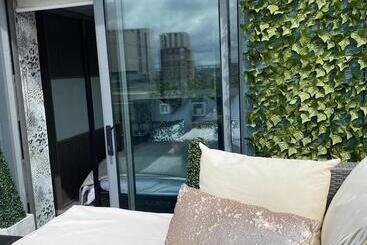 דירות לתיירים Glasgow Two Bedroom Penthouse