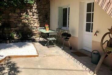 ツーリストアパートメント Gîte Le Palmier   Perfectly Located Cosy Studio With Private Garden