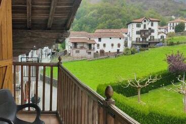بنسيون Hostal Mendaurpe