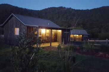 Bed and Breakfast Rustic Hut Bush Retreat