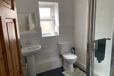 דירות לתיירים Cosy 1 Bedroom Cottage With Indoor Open Fireplace