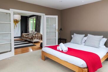 آپارتمانهای توریستها French City Mansion   Christchurch Luxury Home