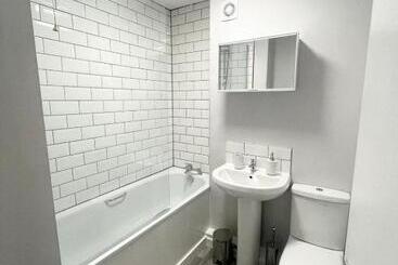 游客公寓 Best Price! Wonderful 2 Bedroom, 2 Superkings Or 4 Singles, Fantastic Location & Free Parking!