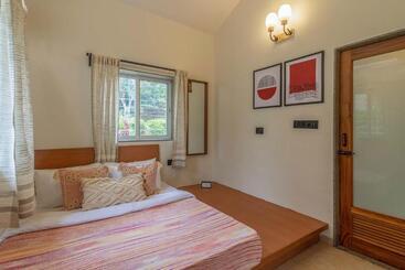 Жильё для туристов Stayvista S Beyond The Blue Door   Valley View Villa With Outdoor Jacuzzi & Massage Chair