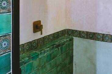 هتل Hiphipstay   The Colonial