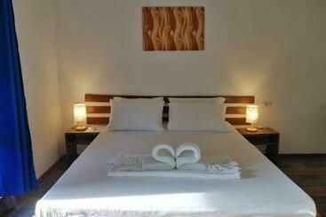 Пансион Genevieve Guest House And Tours