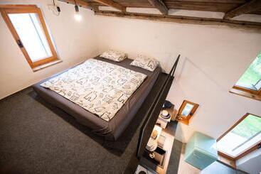 آپارتمانهای توریستها Tiny House, Podkrovní Apartmán A Apartmán S Výhledem Do Zahrady