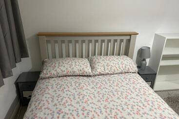 ツーリストアパートメント Modern 2 Bedrooms Fully Equipped Apartment With Garden, Free Parking, Free Wifi