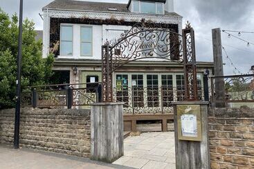 Жильё для туристов West One Studios