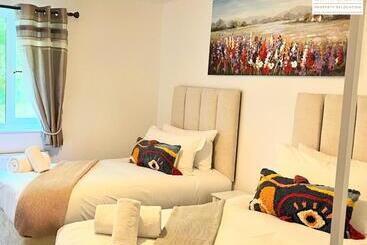 דירות לתיירים Contractors 2 Bed Apartment In Stevenage Sg1 Hertfordshire By White Orchid Property Relocation Leisu