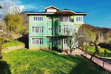 Отель Calm Holiday Inn