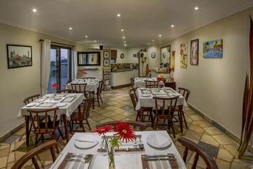 פנסיון Room In B&b   Cozy Guest Room With Double Bed, Sofa Bed And Kitchen, Near Port Elizabeth