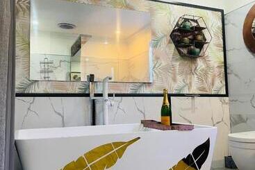 מלון דירות 24 On Basil Boutique Luxury