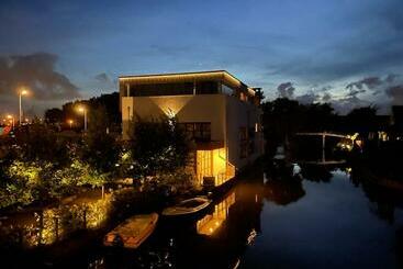 アパートホテル Above And Beyond   Luxe Suite Met Sauna En Stoomdouche