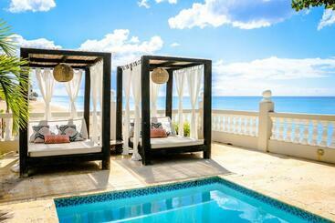 تختخواب و صبحانه Tres Sirenas Beach Inn