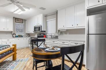 관광객 아파트 Relaxing Two Bedroom Apartment Or Studio On 13 Beautiful Wooded Acres In A Quiet Neighborhood