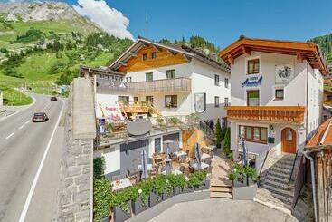 بنسيون Haus Flexen Rooms & Apartments