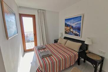 Жильё для туристов Spacious Seafront Apartment