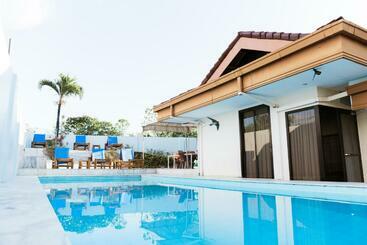 ベッドアンドブレックファースト Backpackers Place In Seaviewhills Bohol